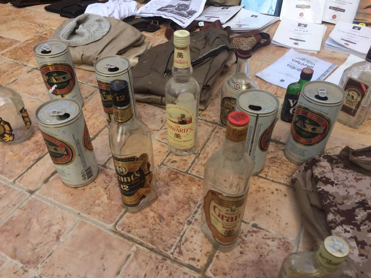 به‌ وێنه‌.. له‌ كارگه‌يه‌كى درووستكردنى چه‌كى داعشدا قوتوى بيره‌ و وێسكى دۆزرايه‌وه‌